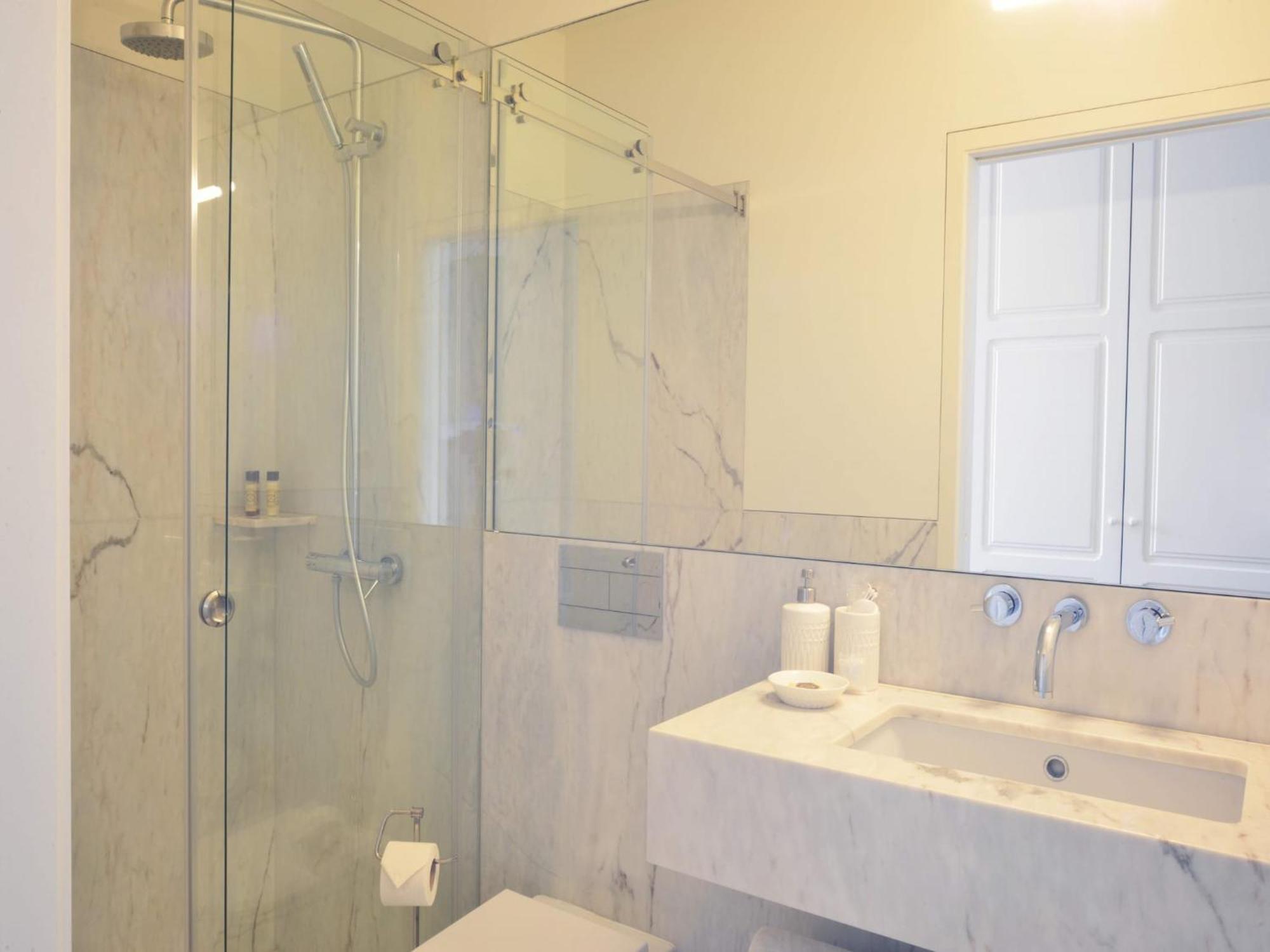 Spacious With Modern Amenities *